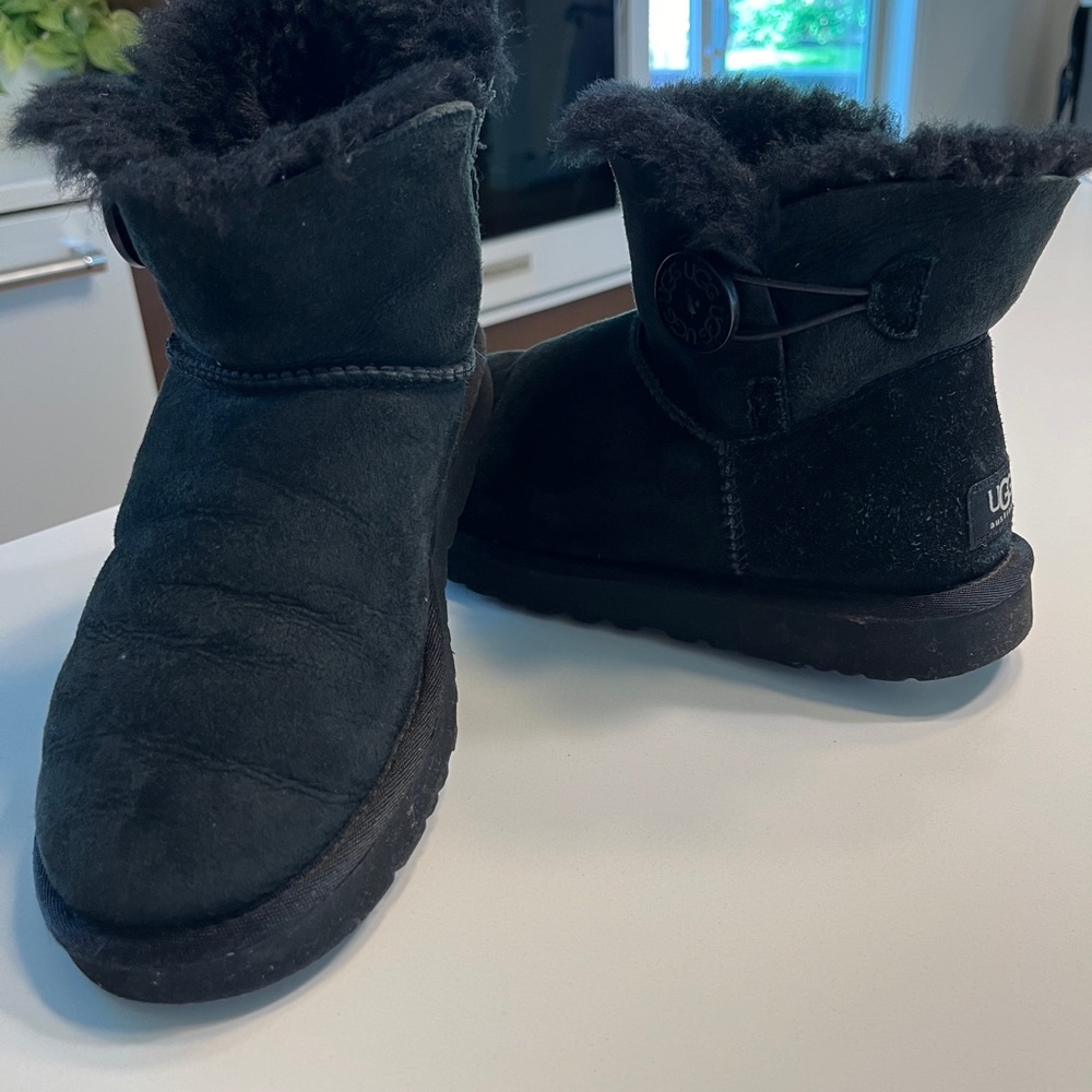 Ugg… Black Mini Bailey Button Boots… Sz 8